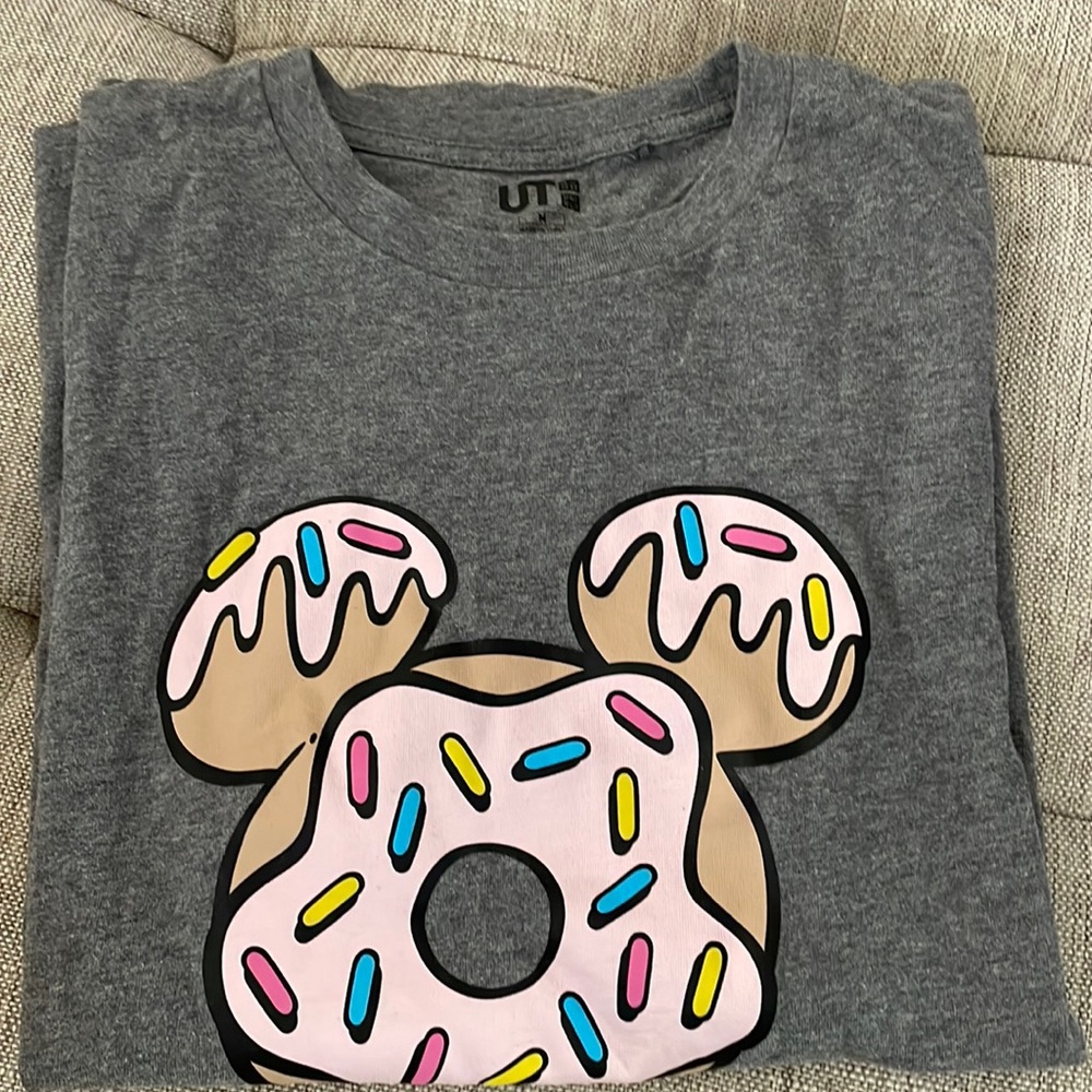 Uniqlo Women’s T shirt , Sz M , gently worn few times